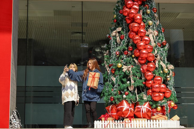 Không khí Noel tại các trường ĐH Việt Nam: Đâu cũng rực rỡ như trời Tây, có nơi còn tậu hẳn máy phun tuyết nhân tạo - Ảnh 16.