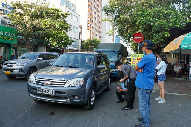 Ô tô nối đuôi nhau chờ đăng kiểm, CSGT được tăng cường để giảm ùn tắc cửa ngõ sân bay Tân Sơn Nhất - Ảnh 10.