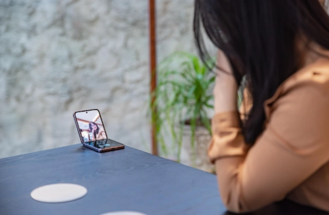 C&aacute;ch chiếc Galaxy Z Flip4 giải ph&oacute;ng v&ograve;ng lặp nh&agrave;m ch&aacute;n cho GenZ mỗi ng&agrave;y - Ảnh 4.