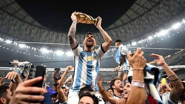 Câu chuyện đằng sau bức ảnh nâng cúp phá kỷ lục của Messi - Ảnh 1.