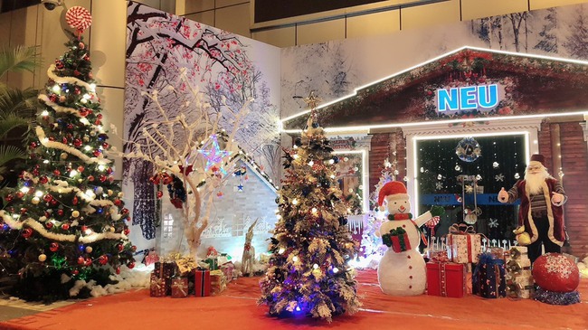 Không khí Noel tại các trường ĐH Việt Nam: Đâu cũng rực rỡ như trời Tây, có nơi còn tậu hẳn máy phun tuyết nhân tạo - Ảnh 13.