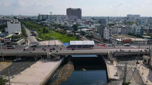 Toàn cảnh những công trình giao thông trọng điểm tại TP.HCM cán đích năm 2022 - Ảnh 4.