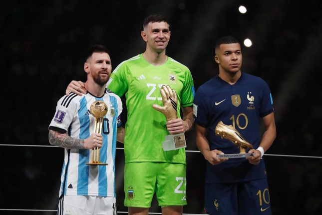 Bộ trưởng Pháp đòi tước danh hiệu vô địch thế giới của thủ thành tuyển Argentina - Ảnh 1.