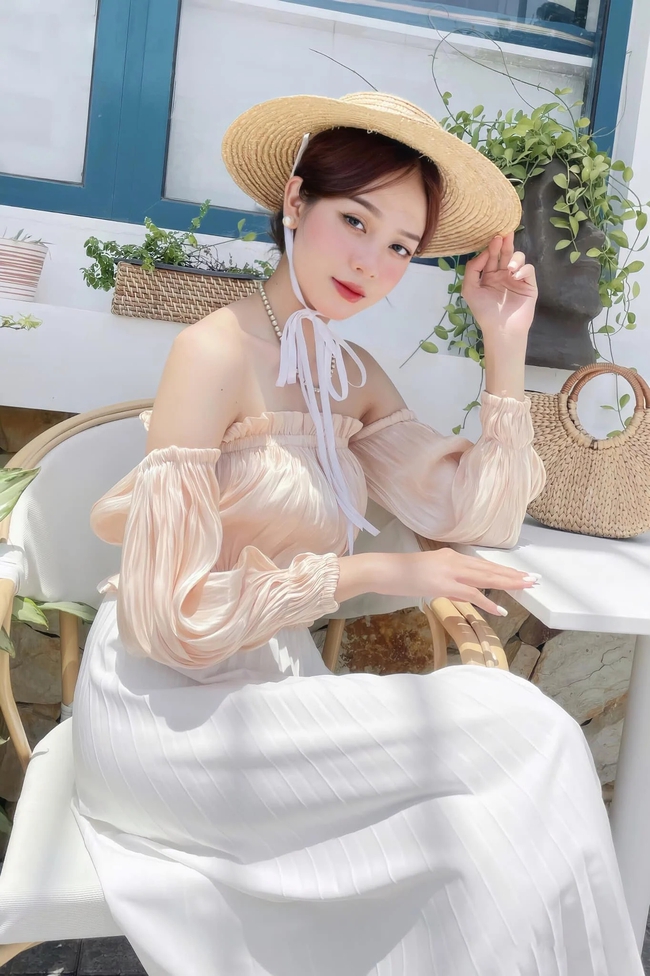 Style đời thường của Hoa hậu Thanh Thủy: Lúc đam mê streetwear, khi lại nóng bỏng bất ngờ - Ảnh 1.