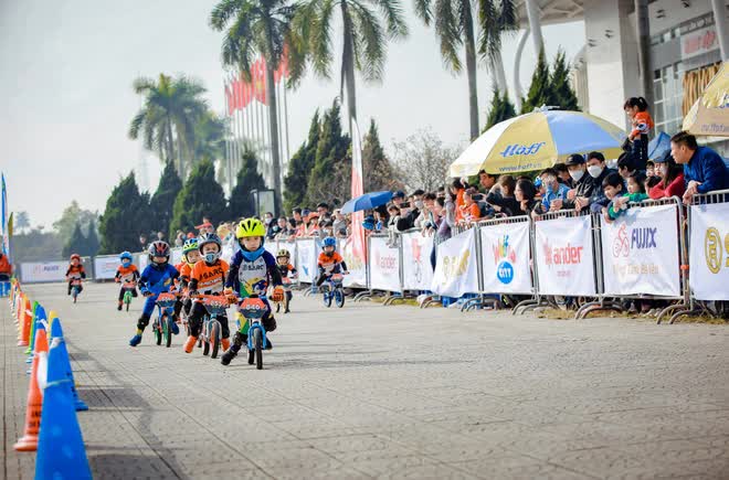 Cưng xỉu với hình ảnh 700 “tay đua nhí” so tài trong cuộc thi đua xe thăng bằng tại Hà Nội - Ảnh 4.