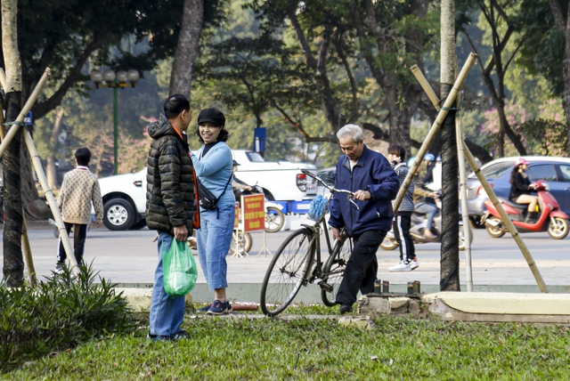 Cảnh nhộn nhịp cuối tuần sau khi hàng rào công viên Thống Nhất được gỡ bỏ: Người dân phấn khởi - Ảnh 2.