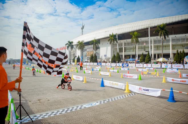 Cưng xỉu với hình ảnh 700 “tay đua nhí” so tài trong cuộc thi đua xe thăng bằng tại Hà Nội - Ảnh 12.