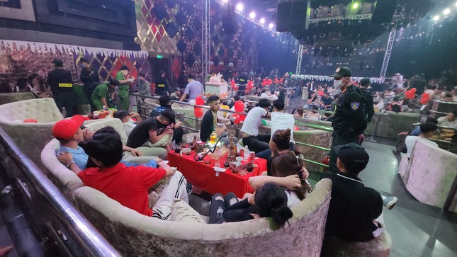 Cảnh s&aacute;t kiểm tra qu&aacute;n bar, ph&aacute;t hiện 139 người dương t&iacute;nh với ma t&uacute;y - Ảnh 2.