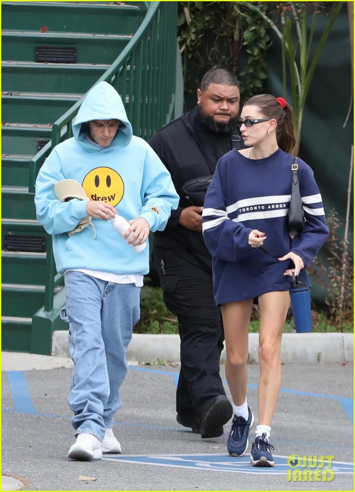 Hailey Baldwin diện mốt giấu quần sành điệu đi chơi cùng ông xã Justin Bieber - Ảnh 6.