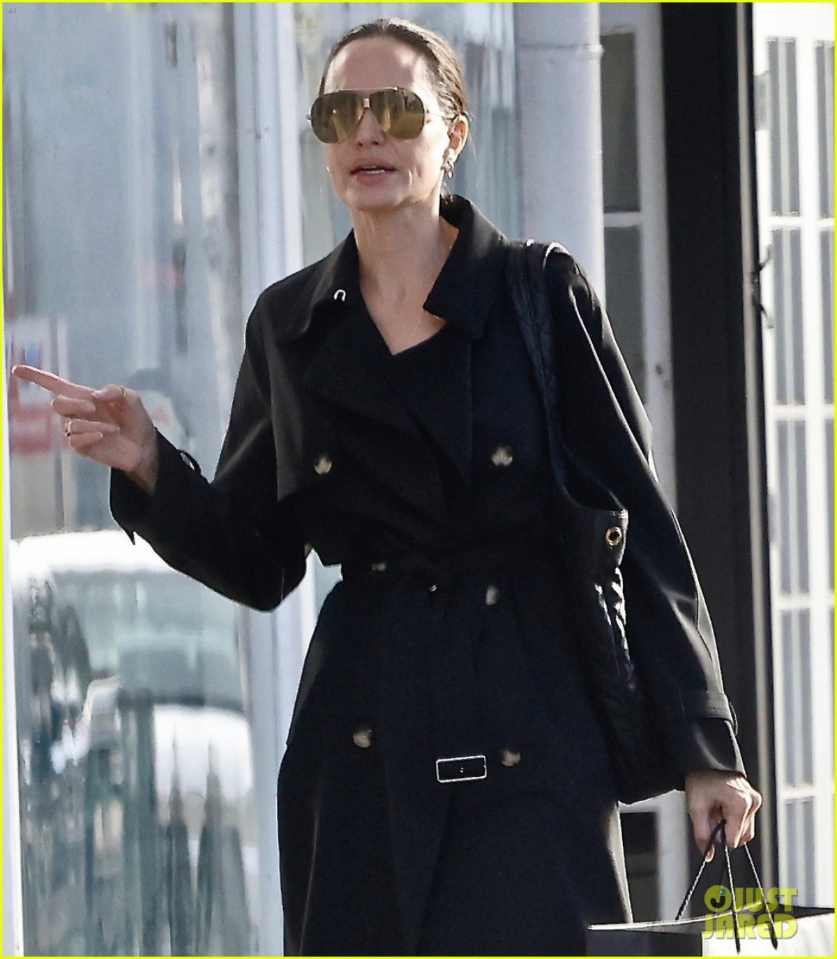 Angelina Jolie diện cây đen thanh lịch, để mặt mộc đi mua sắm dịp cuối tuần - Ảnh 4.