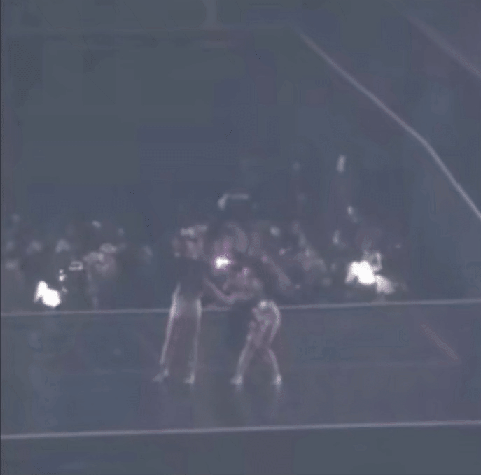 Th&agrave;nh vi&ecirc;n ITZY đuối sức tr&ecirc;n s&acirc;n khấu, &ocirc;m bụng v&agrave; kh&oacute;c li&ecirc;n tục - Ảnh 4.