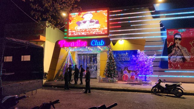 Cảnh s&aacute;t kiểm tra qu&aacute;n bar, ph&aacute;t hiện 139 người dương t&iacute;nh với ma t&uacute;y - Ảnh 1.