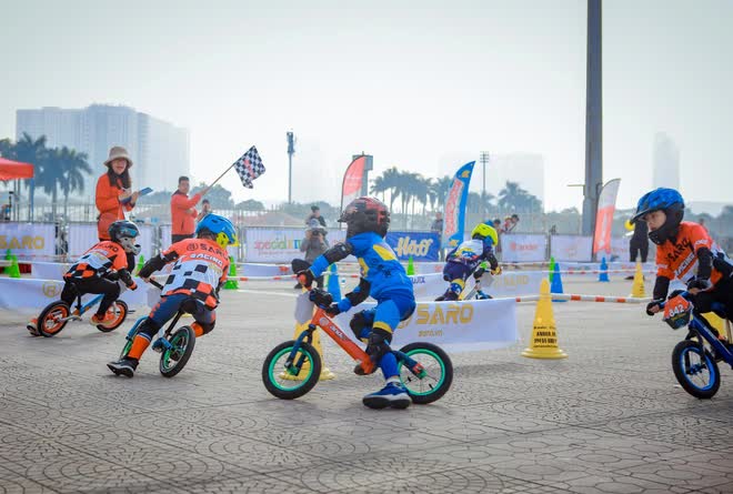 Cưng xỉu với hình ảnh 700 “tay đua nhí” so tài trong cuộc thi đua xe thăng bằng tại Hà Nội - Ảnh 10.