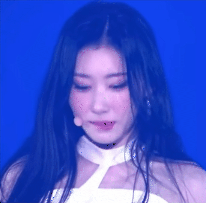 Th&agrave;nh vi&ecirc;n ITZY đuối sức tr&ecirc;n s&acirc;n khấu, &ocirc;m bụng v&agrave; kh&oacute;c li&ecirc;n tục - Ảnh 3.