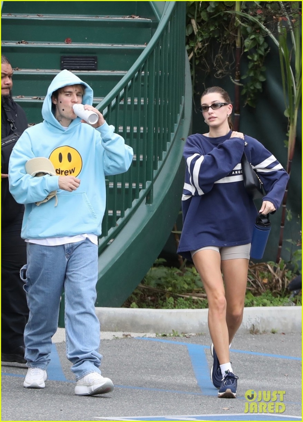 Hailey Baldwin diện mốt giấu quần sành điệu đi chơi cùng ông xã Justin Bieber - Ảnh 4.