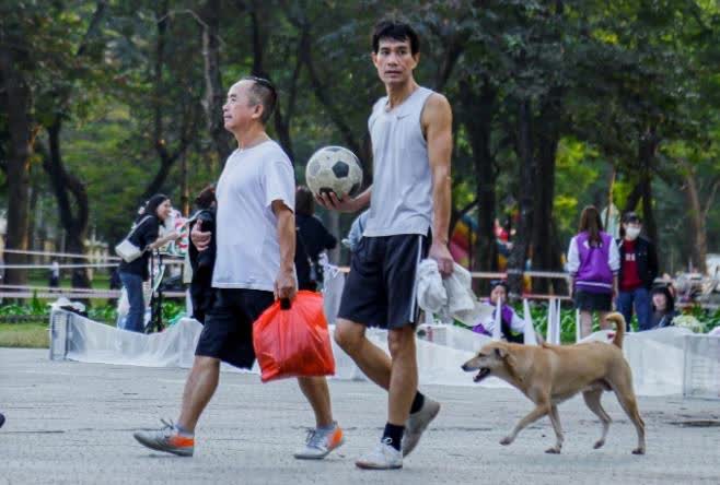 Cảnh nhộn nhịp cuối tuần sau khi hàng rào công viên Thống Nhất được gỡ bỏ: Người dân phấn khởi - Ảnh 4.