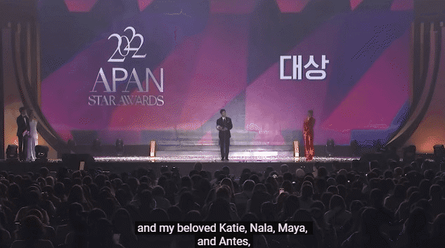 Ho&aacute; ra Song Joong Ki c&ocirc;ng khai gửi lời đặc biệt đến bạn g&aacute;i diễn vi&ecirc;n người Anh khi nhận giải ở APAN nhưng chẳng ai để &yacute;? - Ảnh 3.