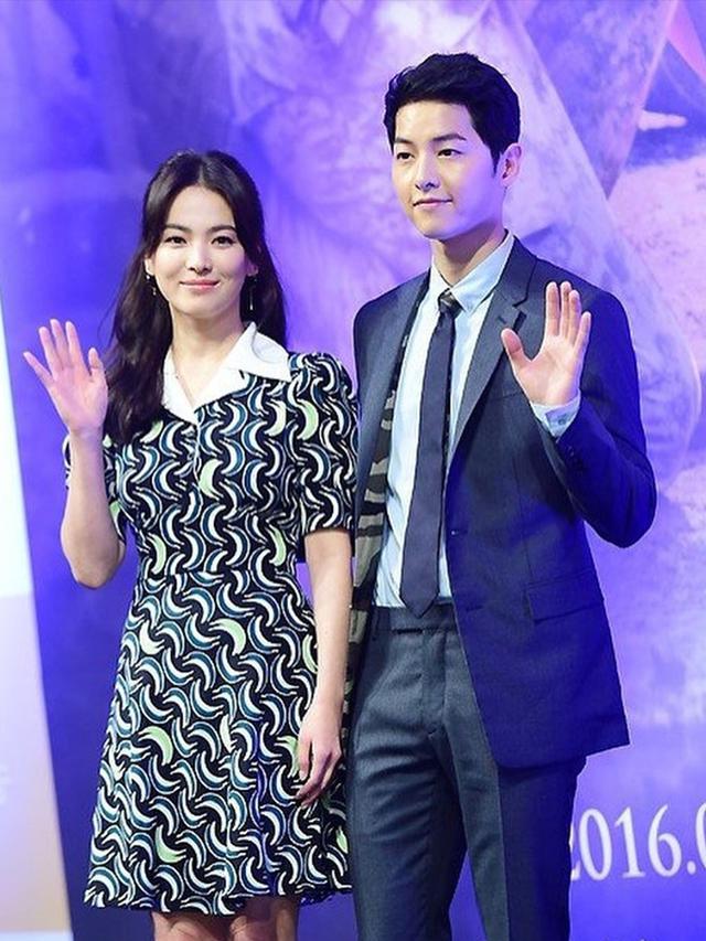 Song Joong Ki khi hẹn hò bạn gái ngoại quốc: Liên tục mặc đồ sáng màu, phóng khoáng khác hẳn hồi ở bên Song Hye Kyo? - Ảnh 11.