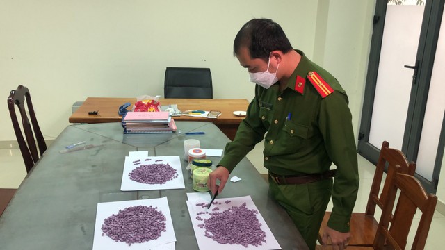4000 viên thuốc lắc giấu trong thùng trái cây chuyển từ Hà Nội vào Đà Nẵng - Ảnh 1.