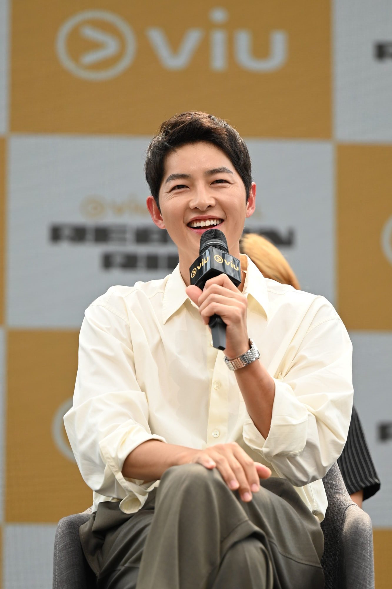 Song Joong Ki khi hẹn hò bạn gái ngoại quốc: Liên tục mặc đồ sáng màu, phóng khoáng khác hẳn hồi ở bên Song Hye Kyo? - Ảnh 7.