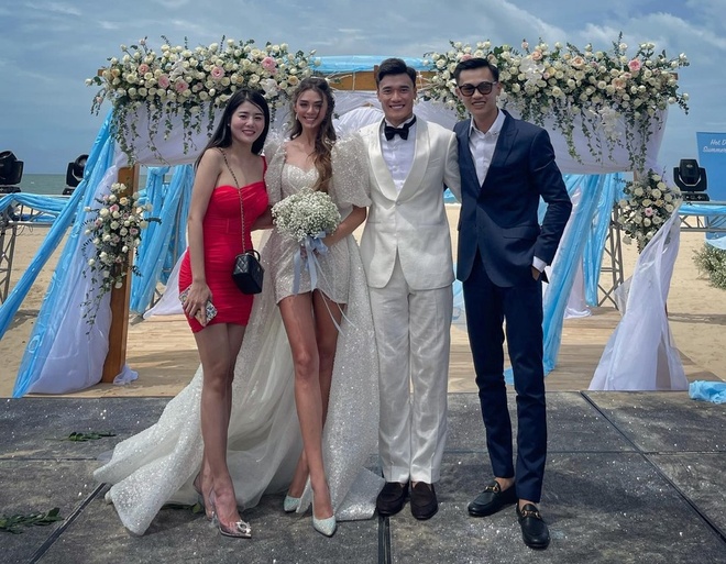 Vợ Bùi Tiến Dũng diện 2 chiếc váy cưới có giá 300 triệu đồng  Thời trang  sao