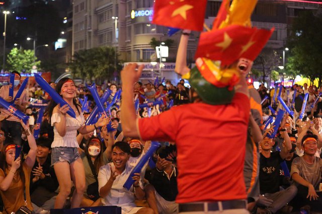 Người dân TP.HCM hào hứng cổ vũ đội tuyển Việt Nam, vỡ oà với bàn thắng của Tiến Linh - Ảnh 9.