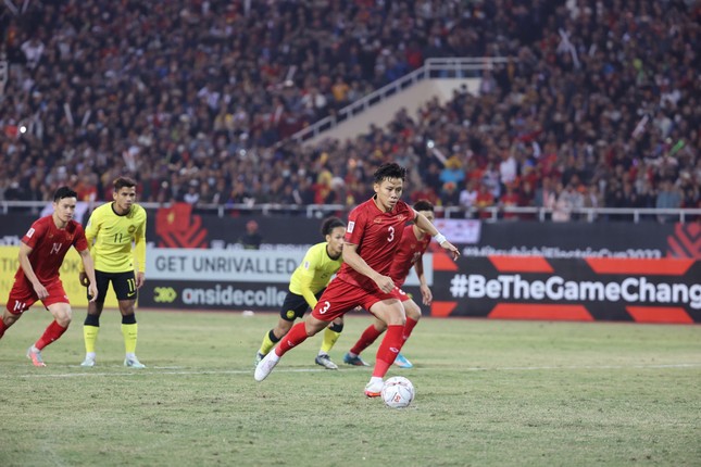 V&igrave; sao cầu thủ Malaysia nhận thẻ đỏ, bị thổi penalty d&ugrave; phạm lỗi ngo&agrave;i s&acirc;n? - Ảnh 4.