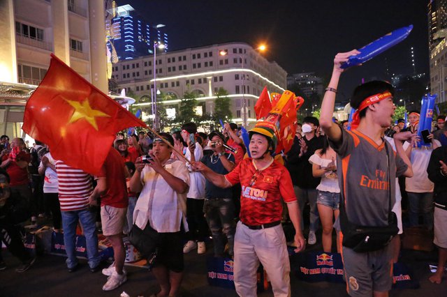 Người dân TP.HCM hào hứng cổ vũ đội tuyển Việt Nam, vỡ oà với bàn thắng của Tiến Linh - Ảnh 2.