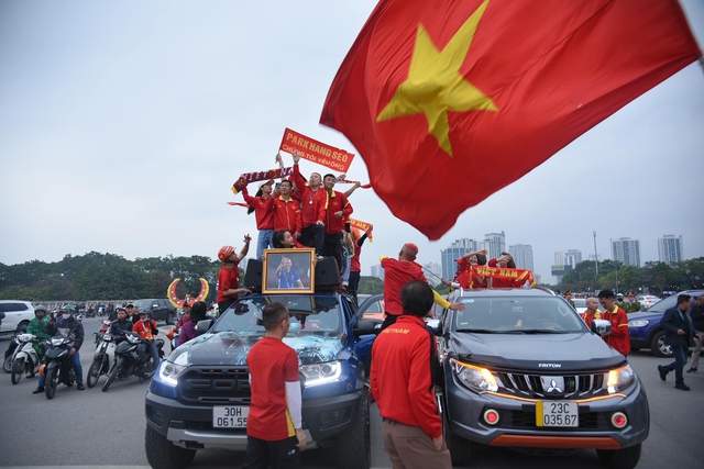 Cổ động vi&ecirc;n khắp nơi đổ về s&acirc;n Mỹ Đ&igrave;nh trong trận đấu giữa Việt Nam v&agrave; Malaysia - Ảnh 1.