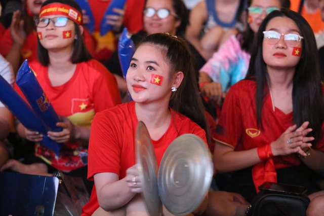 Người dân TP.HCM hào hứng cổ vũ đội tuyển Việt Nam, vỡ oà với bàn thắng của Tiến Linh - Ảnh 8.