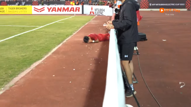 Vì sao cầu thủ Malaysia nhận thẻ đỏ, bị thổi penalty dù phạm lỗi ngoài sân? - Ảnh 3.