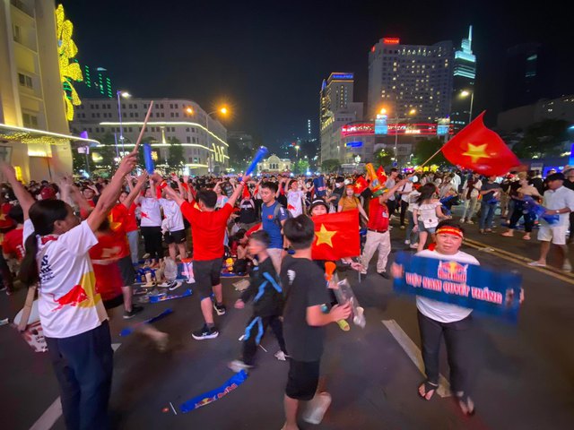 Ảnh: Người dân TP.HCM reo hò ăn mừng chiến thắng của tuyển Việt Nam trước Malaysia - Ảnh 7.