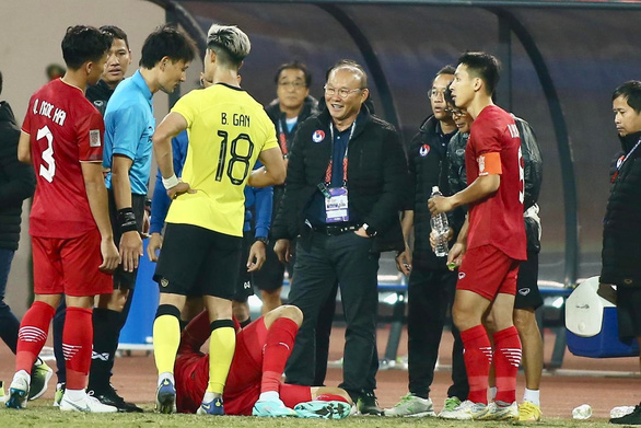 HLV Park Hang Seo ôm đồng hương bên phía tuyển Malaysia sau trận thắng - Ảnh 5.