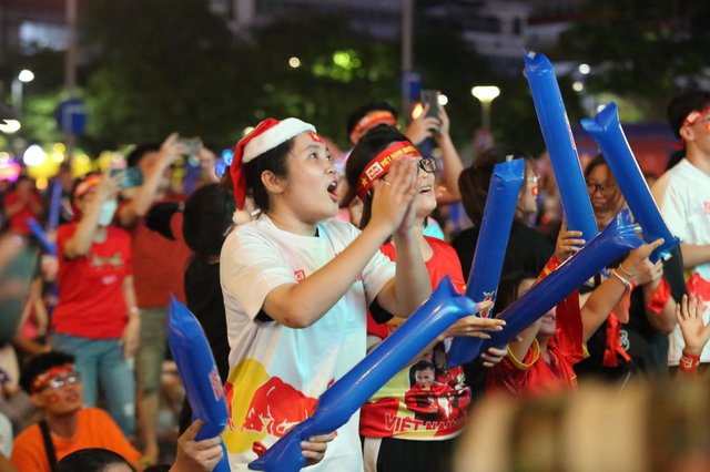 Người dân TP.HCM hào hứng cổ vũ đội tuyển Việt Nam, vỡ oà với bàn thắng của Tiến Linh - Ảnh 7.