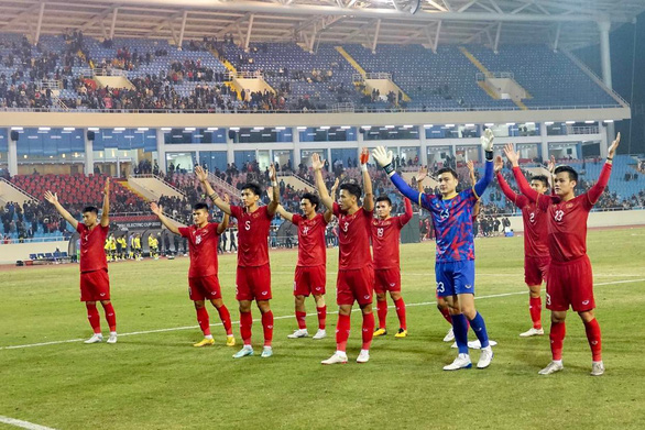 HLV Park Hang Seo ôm đồng hương bên phía tuyển Malaysia sau trận thắng - Ảnh 4.