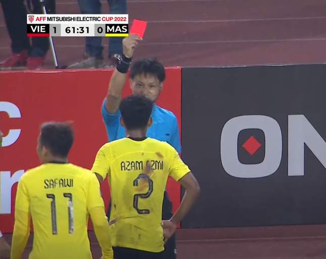 Vì sao cầu thủ Malaysia nhận thẻ đỏ, bị thổi penalty dù phạm lỗi ngoài sân? - Ảnh 1.