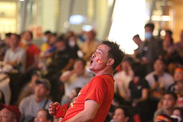 Ảnh: Người dân TP.HCM reo hò ăn mừng chiến thắng của tuyển Việt Nam trước Malaysia - Ảnh 5.