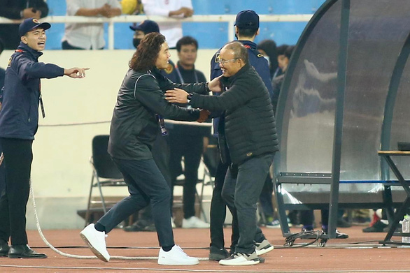 HLV Park Hang Seo ôm đồng hương bên phía tuyển Malaysia sau trận thắng - Ảnh 3.