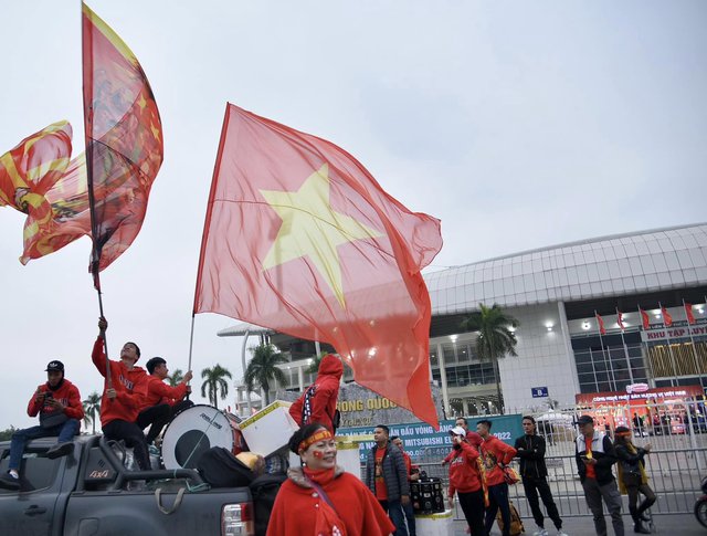 Cổ động vi&ecirc;n khắp nơi đổ về s&acirc;n Mỹ Đ&igrave;nh trong trận đấu giữa Việt Nam v&agrave; Malaysia - Ảnh 5.
