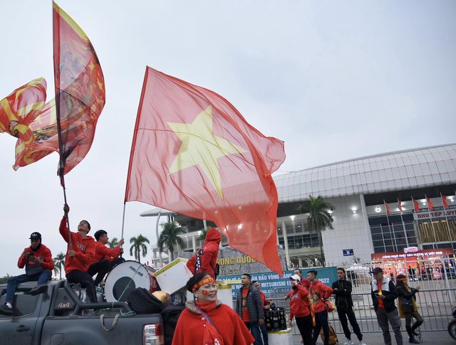 Cổ động viên khắp nơi đổ về sân Mỹ Đình trong trận đấu giữa Việt Nam và Malaysia - Ảnh 5.