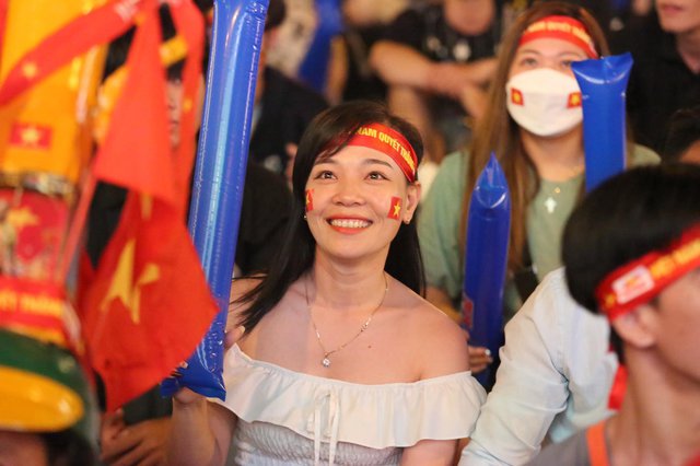 Người dân TP.HCM hào hứng cổ vũ đội tuyển Việt Nam, vỡ oà với bàn thắng của Tiến Linh - Ảnh 4.