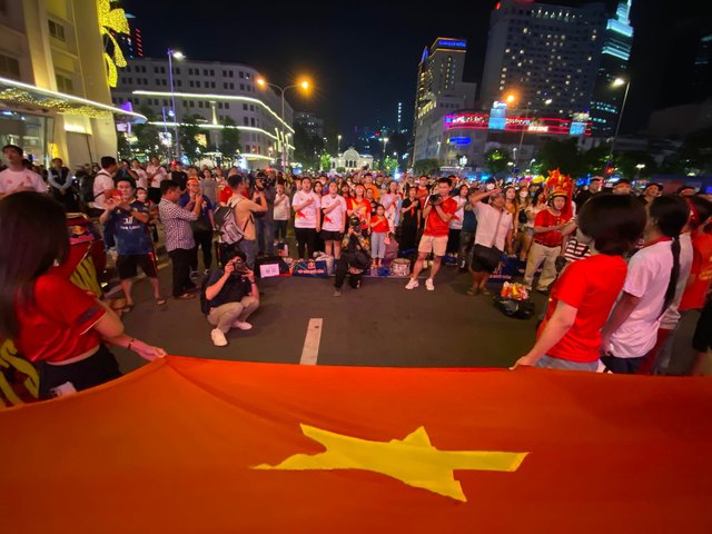 Người dân TP.HCM hào hứng cổ vũ đội tuyển Việt Nam, vỡ oà với bàn thắng của Tiến Linh - Ảnh 3.
