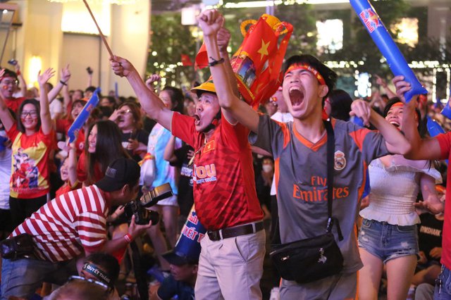 Ảnh: Người dân TP.HCM reo hò ăn mừng chiến thắng của tuyển Việt Nam trước Malaysia - Ảnh 2.