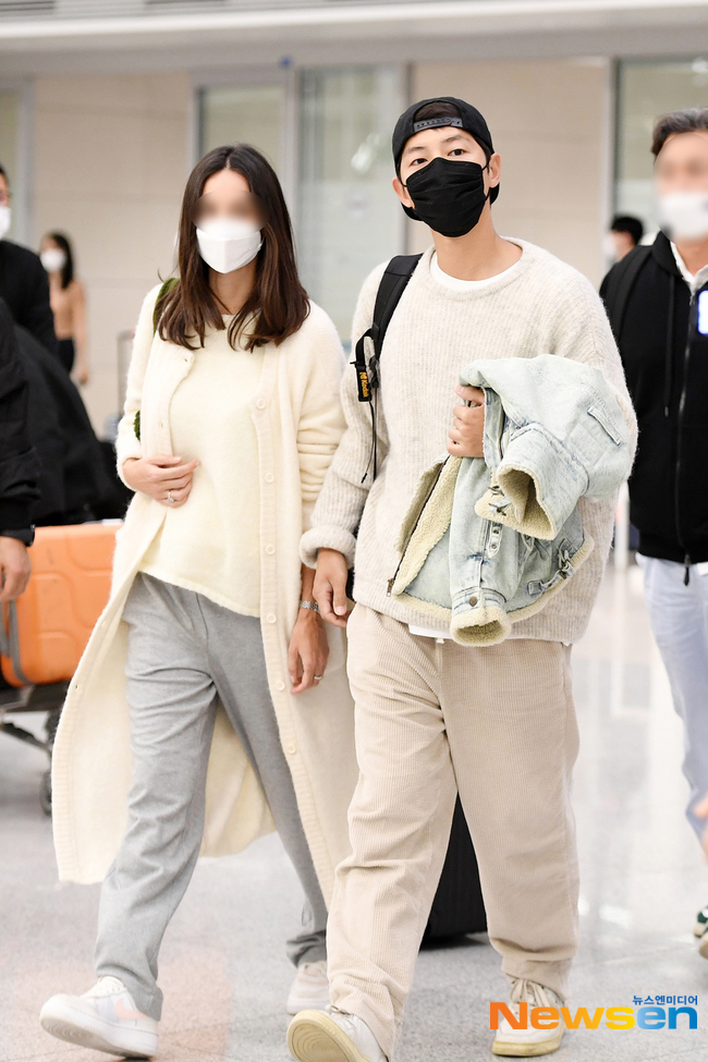 Song Joong Ki tho&aacute;t nghi &aacute;n khai gian 10cm chiều cao nhờ hẹn h&ograve; diễn vi&ecirc;n người Anh - Ảnh 9.