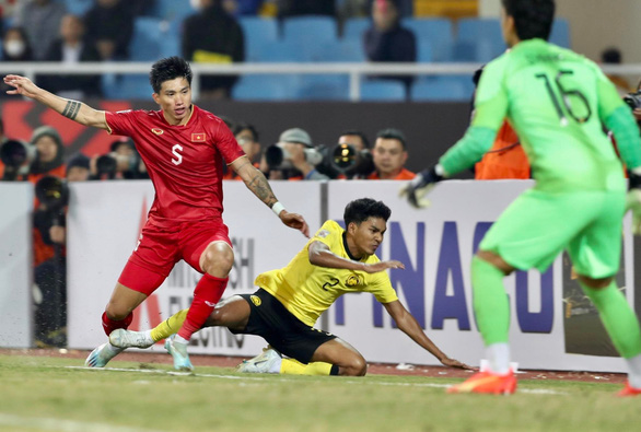 Báo Indonesia: AFF Cup cần có VAR sau thẻ đỏ của Malaysia và phạt đền của Việt Nam - Ảnh 1.