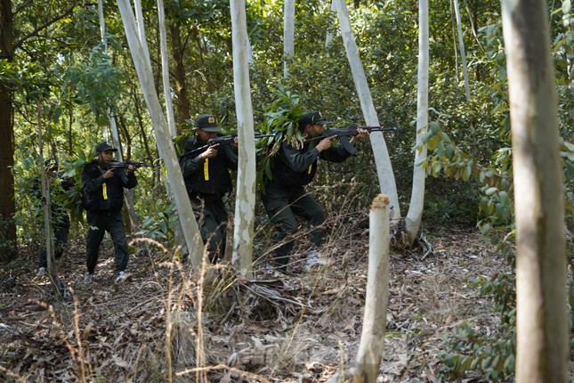 Một ngày trên thao trường khắc nghiệt của lực lượng chống khủng bố - Ảnh 9.