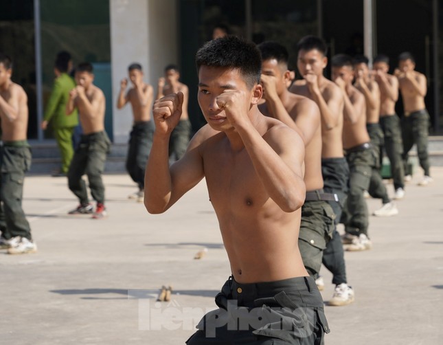 Một ngày trên thao trường khắc nghiệt của lực lượng chống khủng bố - Ảnh 4.