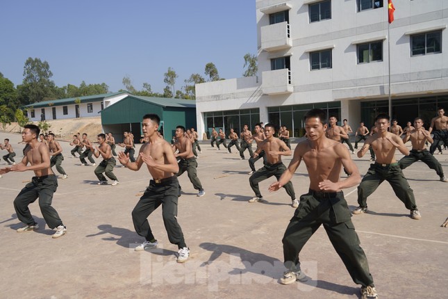 Một ngày trên thao trường khắc nghiệt của lực lượng chống khủng bố - Ảnh 2.