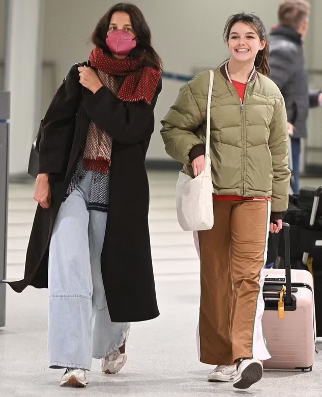 Suri Cruise ở tuổi 16 - Ảnh 2.