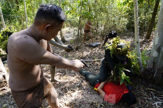 Một ngày trên thao trường khắc nghiệt của lực lượng chống khủng bố - Ảnh 17.